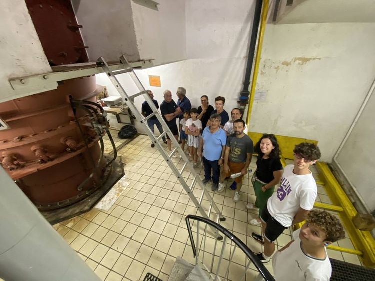 Des gens visitent l'une des centrales hydroélectrique des Forces Motrices de Gurmençon.