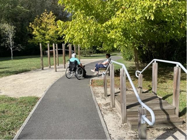 Deux personnes âgées dans le parc de la Clinique des Jeunes Chênes à Pau.