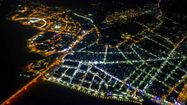 Vue aérienne d'une ville de nuit
