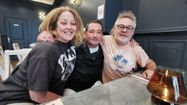 Naomi Rigden, David Casadebaig , et Ben Rigden, dans leur restaurant des Rosbifs à Pau.