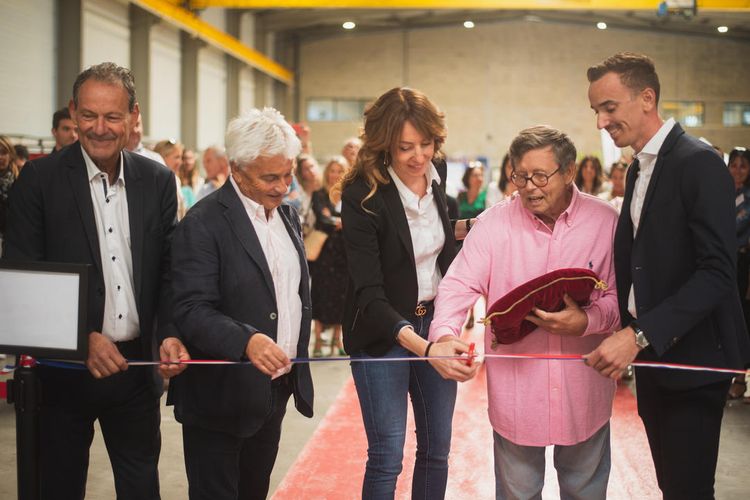 Des membres de l'entreprise Carriquiry coupent un ruban pour inaugurer leur nouvelle usine à Pau.