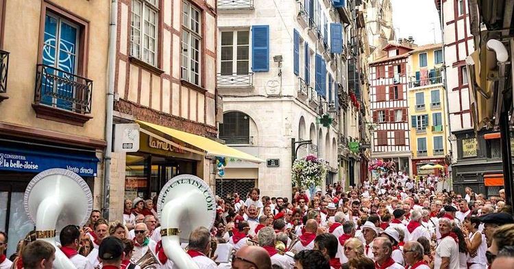 Les festayres se pressent dans les rues du petit Bayonne, lors des fêtes annuelles.