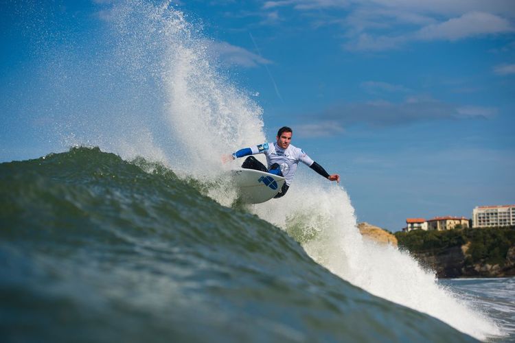 Un surfeur sur une vague à Biarritz au Pays Basque.