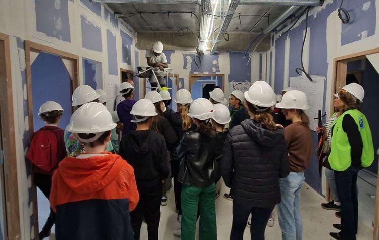 Des collégiens découvrent les métiers du bâtiment lors de la 20e édition des Coulisses du Bâtiment, les 13 et 14 octobre 2022 à Pau.