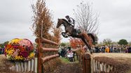 Un cavalier saute un obstacle avec son cheval lors des 5 étoiles de Pau.