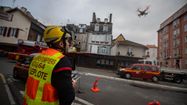 Un télépilote de drone des pompiers en pleine intervention.