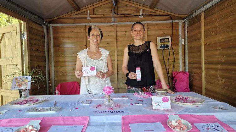 Chrystèle Millet et Dominique Di Nardo lors du forum des associations de Mont-de-Marsan, pour faire découvrir les Amazones Re-Belles, une association qui accompagne les femmes qui ont un cancer du sein.