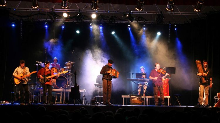Photo du groupe Nadau sur scène à Mont de Marsan