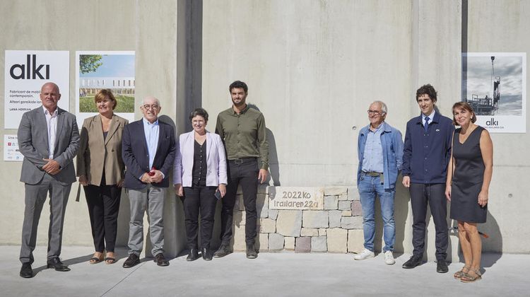 Toute l'équipe d'Alki réunie autour de la première pierre de son nouvel atelier au Pays Basque.