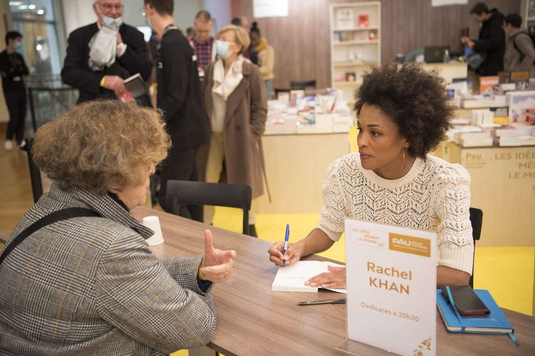 Rachel Khan en pleine séance de dédicaces lors d'une précédente édition des Idées mènenet le Monde, à Pau. Crédit photo : Ville Pau.