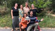 L'équipe enseignante de l'école OSE pose pour une photo de groupe.
