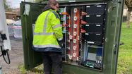 Photo d'un technicien travaillant dans une armoire internet