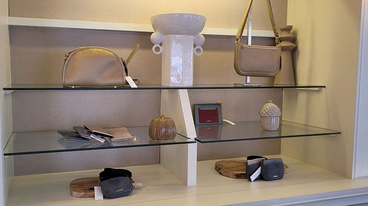 Photo de différents accessoires de maroquinerie fabriqué par Ainhoa Larre