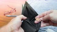 Photo d'une personne cherchant de l'argent dans son portefeuille