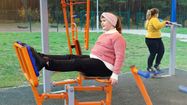 Photo d'une enfant en surpoids faisant de l'exercice