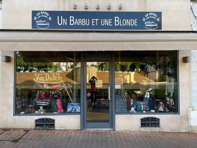 Une photo de la devanture du magasin Un Barbu et Une Blonde de Maxime Jolly à Pau.