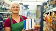 Photo d'une personne âgée travaillant dans un supermarché