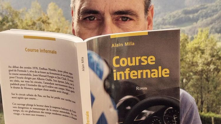 Alain Mila caché derrière son livre Course Infernale.