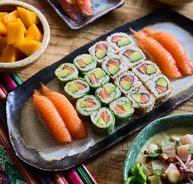Un plateau de sushis et makis réalisés par Côté Sushi.