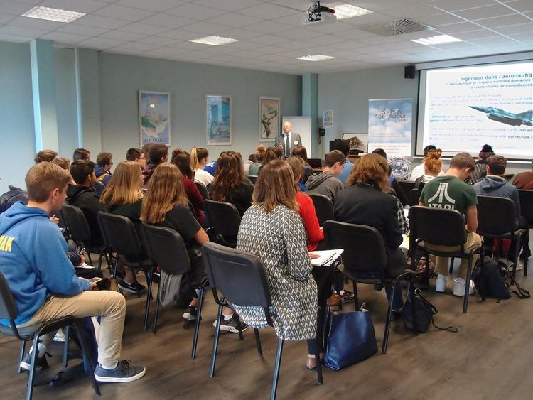 Des jeunes assistent à une conférence lors du salon AéroAdour à Pau.