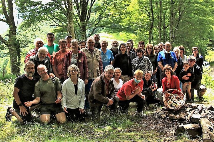 Une photo des membres de l'association Société Mycologique du Béarn, en forêt.