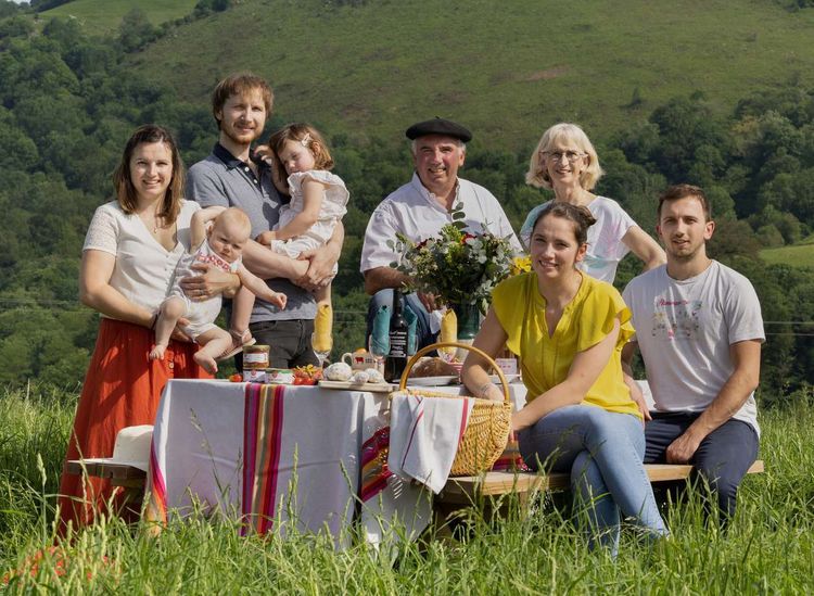 Jean-Baptiste Loyatho, fondateur de la ferme Elizaldia, entouré de sa femme et de ses enfants, qui viennent de reprendre l'entreprise familiale.