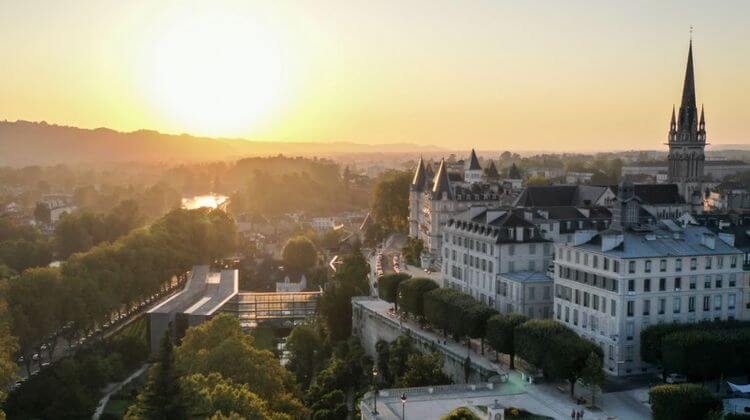 Une photo aérienne de la ville de Pau.