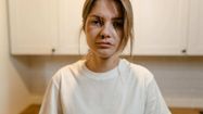 Une femme avec des bleus et qui saigne du nez