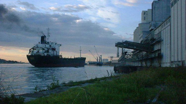 Une photo du port de Bayonne et du silo de Maïsica, avec un bateau devant.