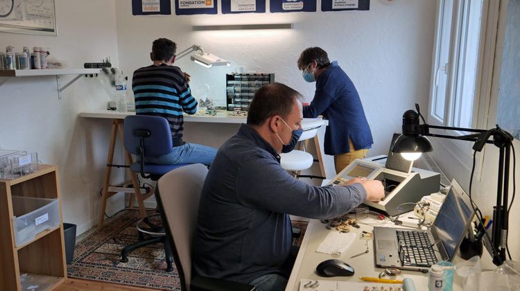 Les techniciens d'Electrique40 travaillent dans l'atelier d'Audition Solidarité.