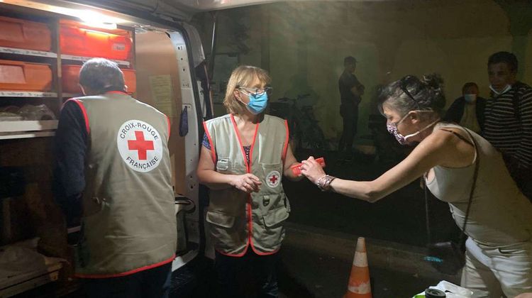Deux bénévoles de la Croix-Rouge de Pau lors d'une de leur tournée. Crédit Photo : Croix-Rouge de Pau