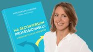 Anne Caroline Lourmière avec son livre « Ma reconversion professionnelle : 5 semaines pour me réorienter ».