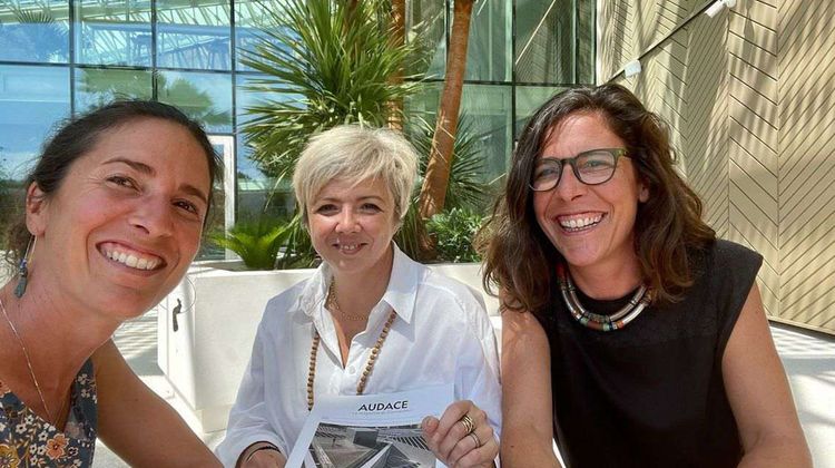 Sophie Mauriac, Myriam Albertini et Sandrine de Labarre, les trois fondatrices de l'entreprise A l'Unisson, au Pays basque, qui accompagne les entreprises dans leurs projets RSE.