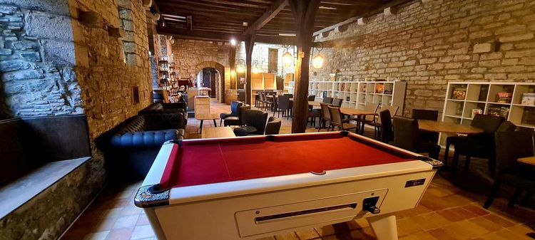 Une photo de l'intérieur du bar à jeu Bordagame à Orthez.