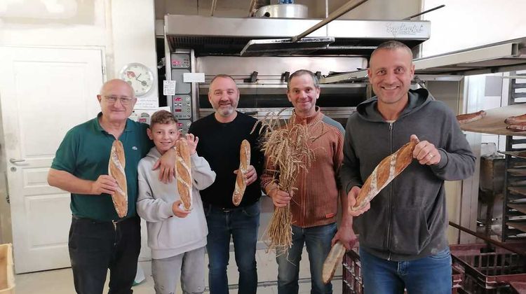 La famille Navarrine tient des baguettes et du blé ancien dans l'atelier de la boulangerie.