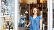 Carine Verstraeten-Rieux à l'entrée de sa boutique, l'Epicerie Galerie de Biarritz.