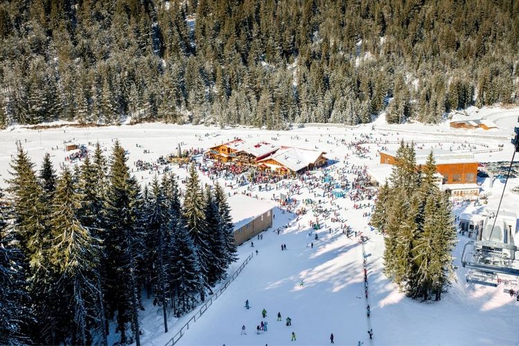 Une vue aérienne d'une station de ski dans les Pyrénées.