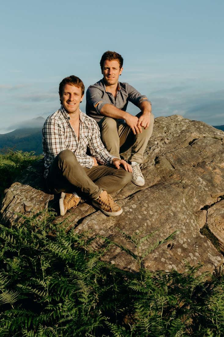 Les jumeaux Camille et Benjamin Fourt Arteaga  assis sur un rocher