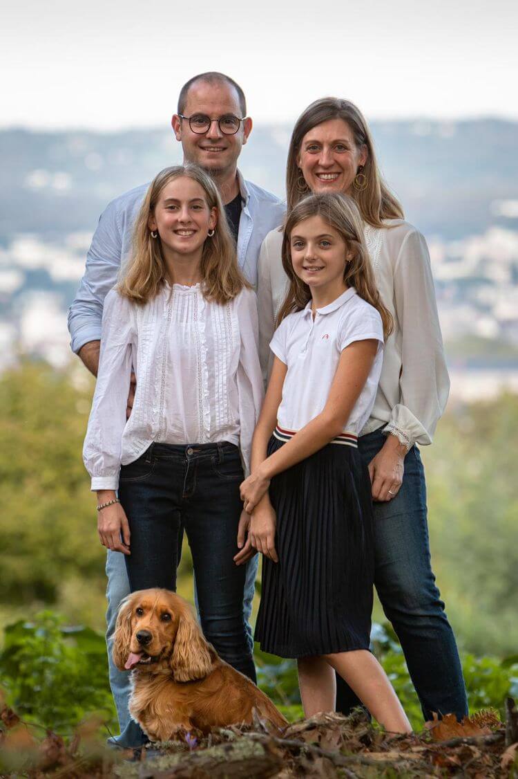La famille Massonde pose devant la vallée du Jurançon.