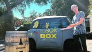 Guillaume Baché pose devant une voiture électrique de livraison Go Box Box dans les Landes.