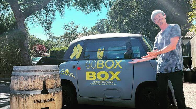 Guillaume Baché pose devant une voiture électrique de livraison Go Box Box dans les Landes.