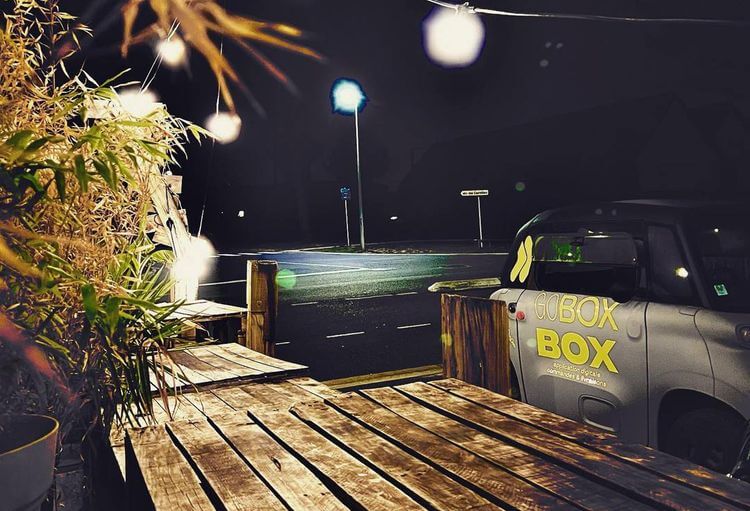 Une photo, de nuit, d'une voiture électrique de livraison de Go Box Box.