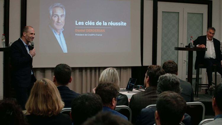 Ximun Hastoy et Daniel Derderian, le président actionnaire majoritaire de CrediPro, lors de la soirée d'inauguration de CrédiPro Anglet Pays Basque, le 9 décembre 2022.