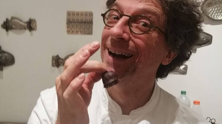 Denis Daubos tient l'une de ses création en chocolat dans la main.