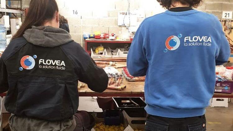 Deux salariés Flovea travaillent dans l'atelier de l'entreprise.