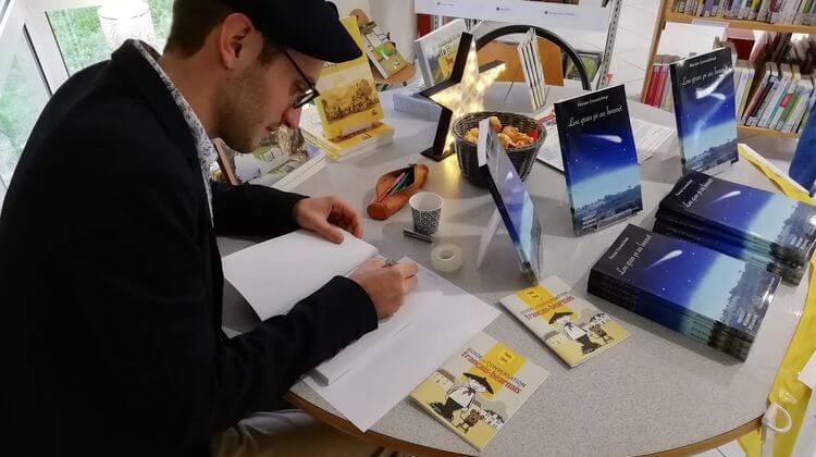 Florian Escouteloup signe son livre chez son éditeur.