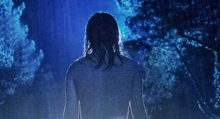 Une photo d'une actrice de la série Prométhée, nue, de dos, sous la pluie dans les Landes.