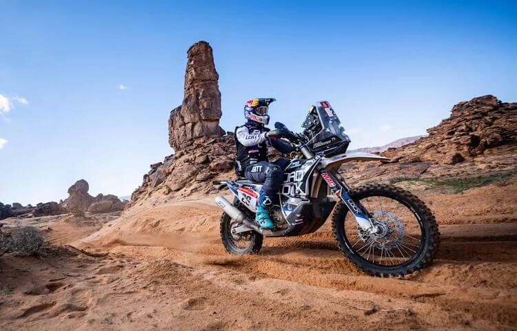 Camille Chapelière sur sa moto lors du Dakar 2023.