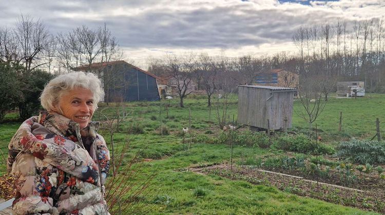 Françoise Seger  devant quelques maison de l'écoquartier Ecopernic, à Pau.