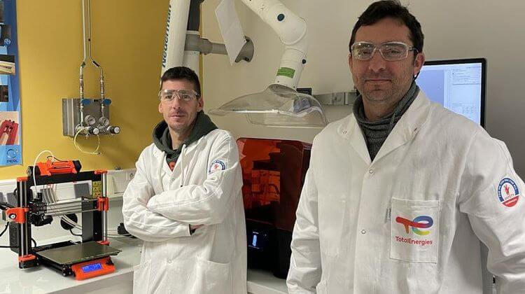 Michael Levant et Mathias Questel, membre de l'équipe Physique et Méthodes pour l'Énergie du PERL de TotalEnergies.